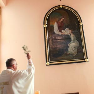 Povodom proslave 3. Svjetskog dana djedova, baka i starijih osoba blagoslovljena obnovljena slika "Sveta Ana podučava Mariju" u Karlovcu